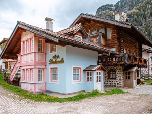 Pflanze, Gebäude, Eigentum, Fenster, Himmel, Wolke, Haus, Holz, Baum, Grundstueck