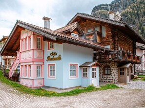 Plante, Bâtiment, Propriété, Fenêtre, Ciel, Nuage, Maison, Bois, Arbre, Lot Terre