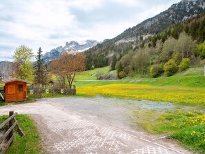 Wolke, Himmel, Pflanze, Berg, Baum, Natürliche Landschaft, Hochland, Grundstueck, Lärche, Haus