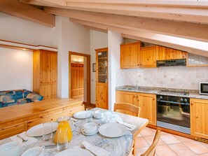 Cabinetry, Möbel, Eigentum, Countertop, Gebäude, Tabelle, Holz, Herd, Küche, Beleuchtung
