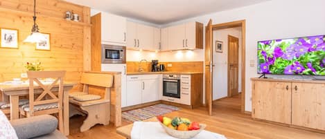 Ferienwohnung Hochthron für 2 Personen mit Balkon und Bergblick mit 50qm-Wohn-Esszimmer mit Küche und Essecke
