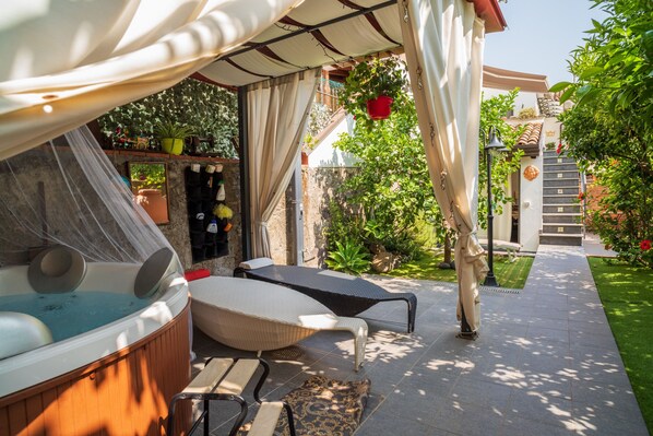 Outdoor spa tub
