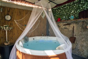 Outdoor spa tub