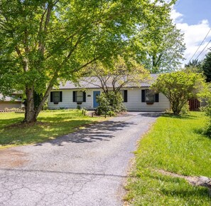 Driveway - Plenty of Parking!