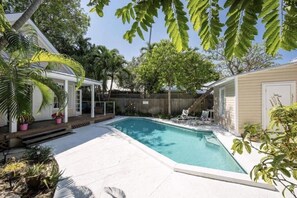 Beautiful pool and outdoorspace.
