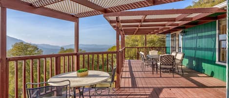 Sweeping mountain views will astound from both levels of the spacious back deck