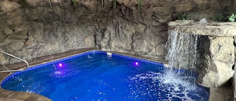 The Grotto style pool