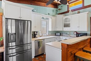 Kitchen peninsula provides ample seating for breakfast