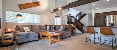 Mammoth Mountain Views, vaulted ceilings, updated w/ fireplace wash/dry and more