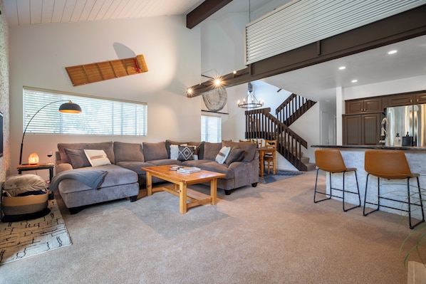 Mammoth Mountain Views, vaulted ceilings, updated w/ fireplace wash/dry and more