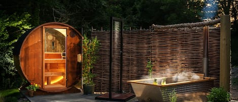 Spa Garden with Sauna, Cold Shower & Hot Tub