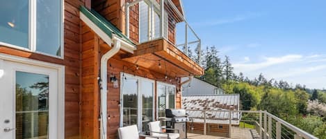 Stellar views over Henderson Bay with your own private deck