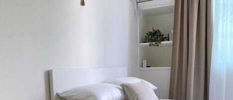 Airy beach studio apartment, lovely natural light. 