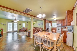 Dining Area | Kitchen