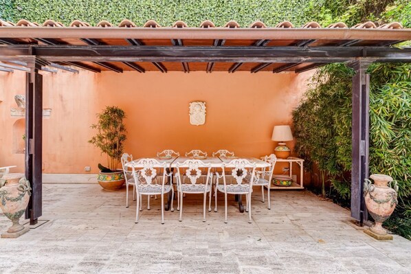 Outdoor dining