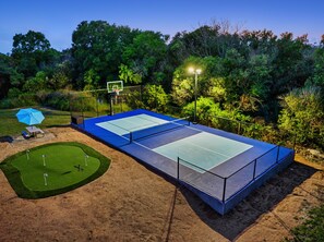 Play like a pro with our pickleball, basketball, and putting green combo! 