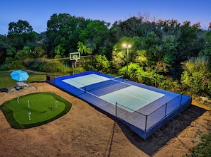 Play like a pro with our pickleball, basketball, and putting green combo!