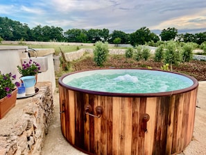 Outdoor spa tub