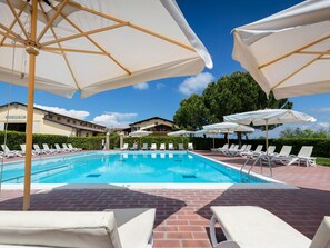 L'Eau, Ciel, Plante, Propriété, Piscine, Bleu Azur, Ombre, Mobilier De Jardin, Balancelle, Arbre