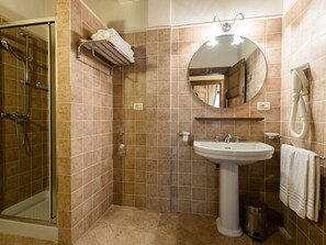 Mirror, Sink, Plumbing Fixture, Tap, Bathroom Sink, Plant, Bathroom, Interior Design, Floor
