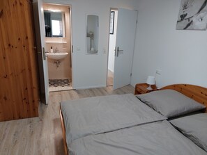 Ferienwohnung für bis 4 Personen, 50 qm, auf 2 Ebenen, Balkon und Terrasse-Schlafzimmer mit eigenem Bad