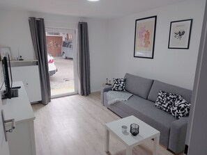 Ferienwohnung für bis 4 Personen, 50 qm, auf 2 Ebenen, Balkon und Terrasse-Wohnzimmer