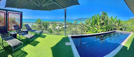 Vista de la terraza y piscina