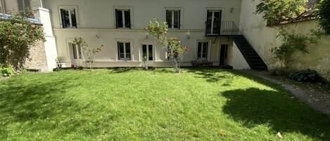 Maison au calme avec jardin fleuri entièrement clos