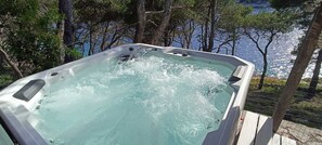 Outdoor spa tub