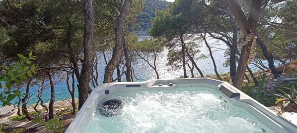 Outdoor spa tub