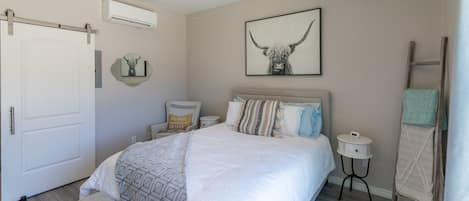 Bedroom - Queen Bed with linens provided