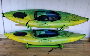 Enjoy 2 complimentary kayaks to paddle around the lake!