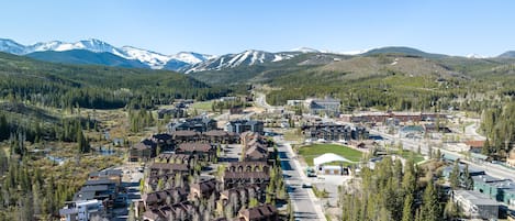 View of neighborhood and surrounding area