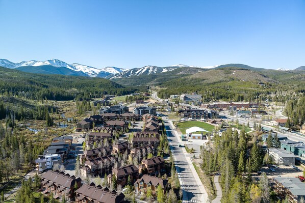 View of neighborhood and surrounding area