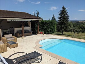 Pool side seating area and Pool House with dining table, fridge and Plancha BBQ