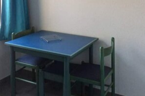 Table de cuisine pour 4 personnes. 
2 chaises, 1 tabouret, 1 chaise de bureau.