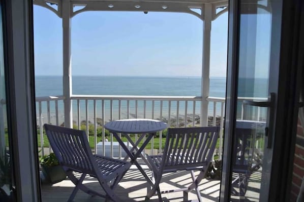 Private balcony overlooking the sea
