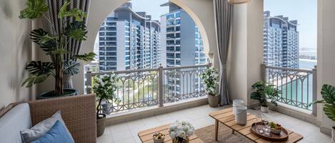 Seafront holiday rental with a large balcony close to the beach in Palm Jumeirah Dubai