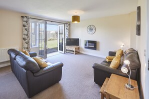 Driftwood, Beadnell - Host & Stay