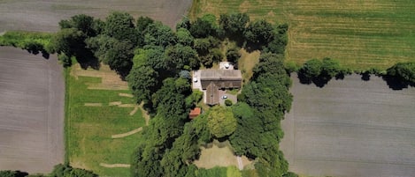 Das Landhaus aus der Luft - in absolut ruhiger Alleinlage gelegen.