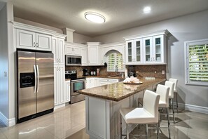 Kitchen with Breakfast Bar with 4 Chairs