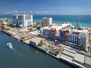 Vista frontal de la propiedad