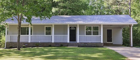 Front view of this totally remodeled stepless rancher.