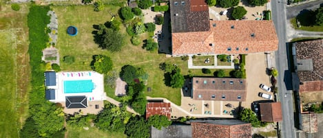 Birds-eye view of the property 
Vue aérienne sur la propriété
