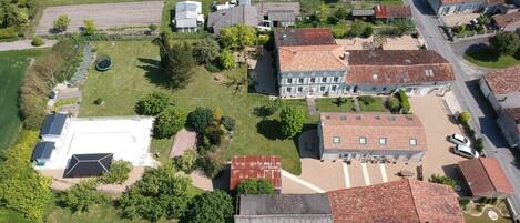 Aerial view of property & village 
Vue aérienne de la propriété et du village
