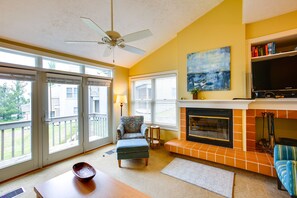 Living Room | Flat-Screen TV | WiFi | Fireplace