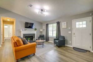 Living Room | Free WiFi | Central A/C | Smart TV