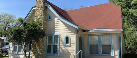 Quaint 2 bedroom, 1 bathroom cottage built in 1929