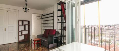 You can admire the wonderful view of Beyoglu from the large balcony of the living room.