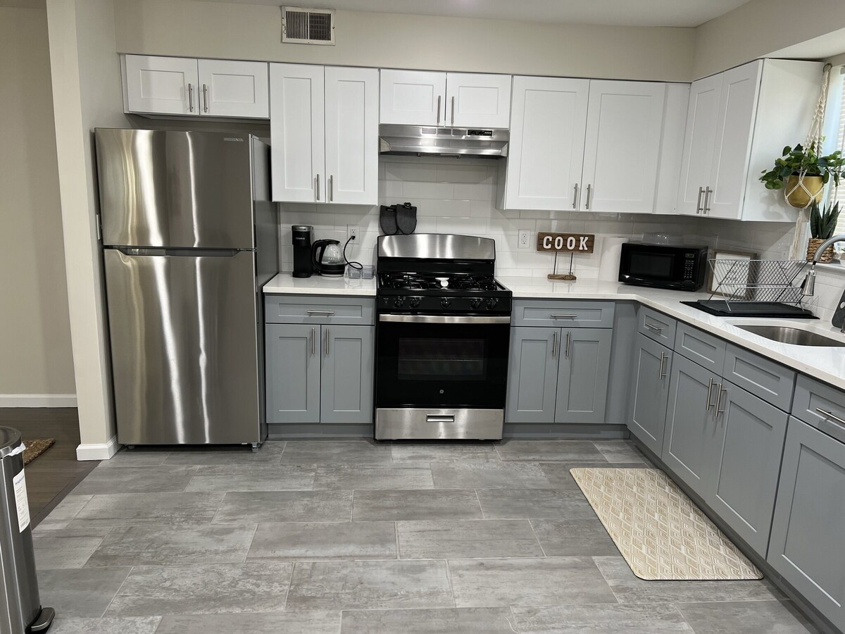 Home away from away. Beautifully decorated 3 king bed with 2 bath. Downtown NJ